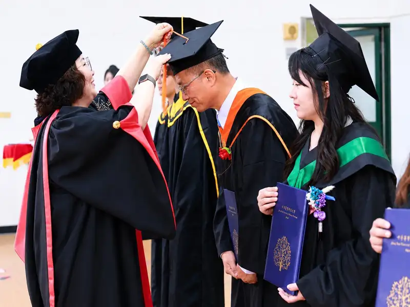 中華醫大畢典溫馨登場  李碧娥勉以人本溫度迎接AI時代