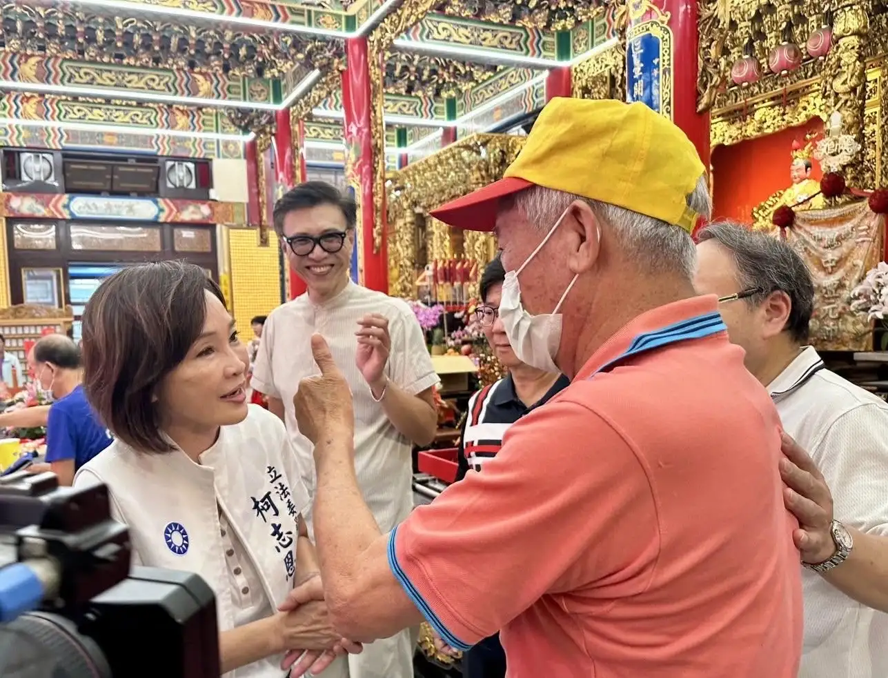 市長參選人柯志恩到高雄三鳳宮，參與「慶端午大粽情 粽子結緣活動」，在端午佳節前夕和鄉親一同分享平安與祝福。（圖/柯志恩團隊提供）