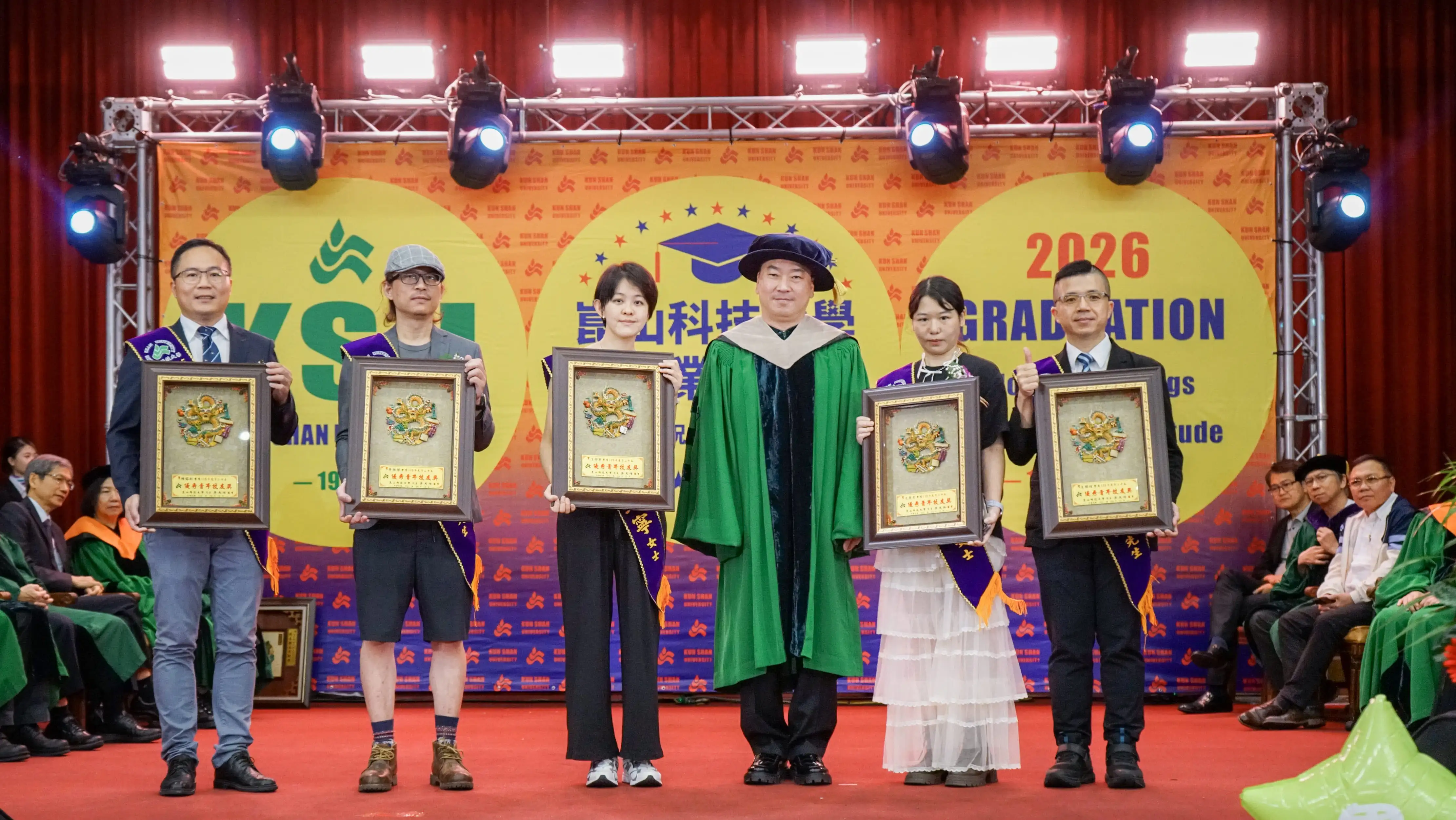 崑山科大校長李天祥於畢業典禮頒發優秀青年校友獎，獲獎校友在各自領域展現卓越表現，以實際行動回饋社會與母校，成為崑山人的榮耀。(圖/崑山科大提供)