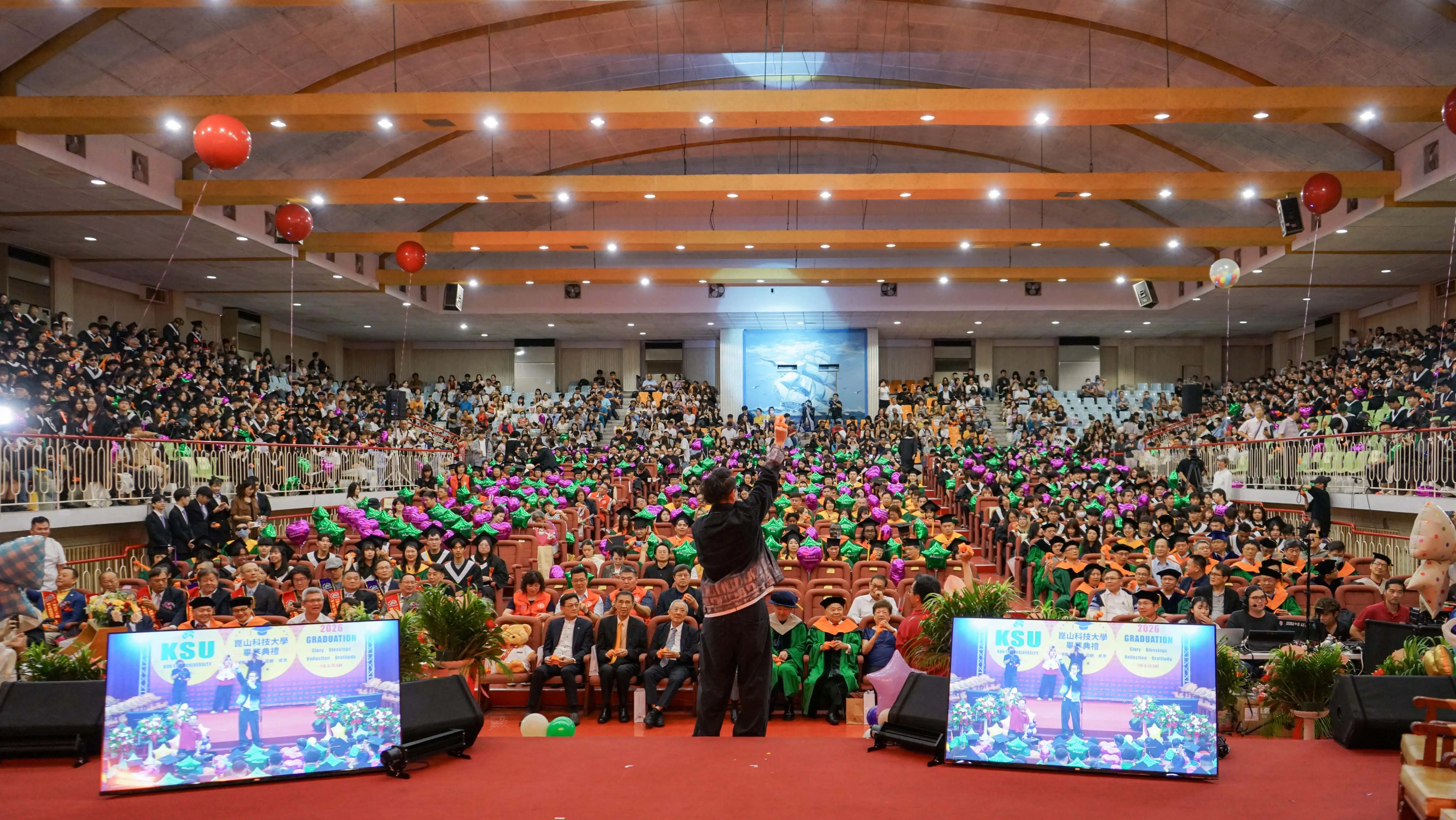 崑山科技大學115學年度畢業典禮13日在雲青館盛大舉行，逾2200名畢業生齊聚一堂，在師長、親友見證下迎接人生新里程碑。(圖/崑山科大提供)
