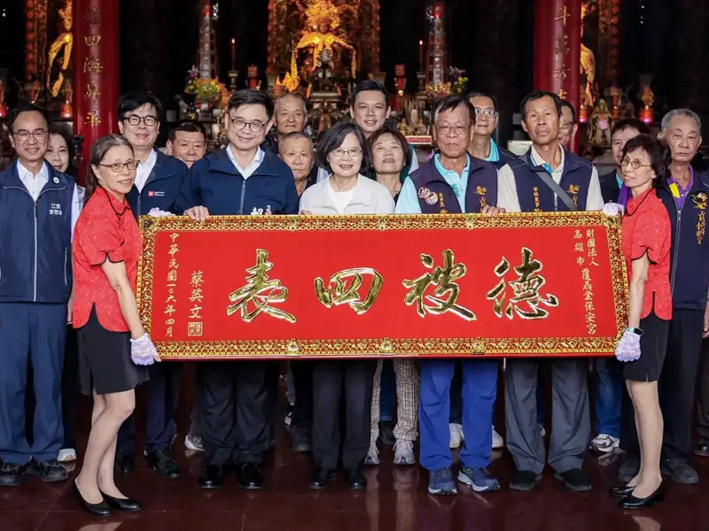 蔡英文再訪高雄　賴瑞隆陪同參香祈福感謝鄉親熱情支持