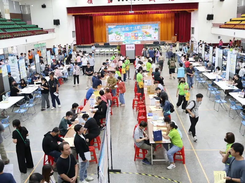 北高雄大型徵才現場湧人潮　初步媒合率達46％