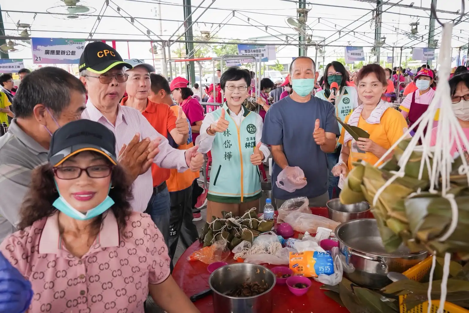 林園區14日舉辦千人包粽大會師活動，立委 林岱樺 看到現場湧入大批民眾熱情參與，直呼內心充滿感動。（圖/林岱樺團隊提供）