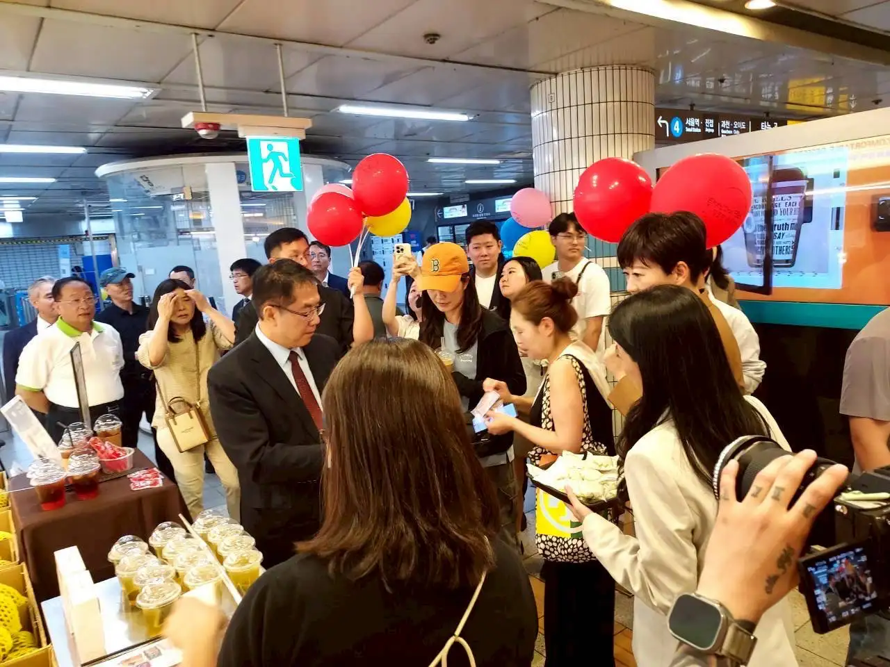台南市政府於首爾地鐵商圈舉辦農特產品快閃展售活動，現場吸引大批韓國民眾駐足參觀與踴躍試吃。(圖/台南市政府提供)