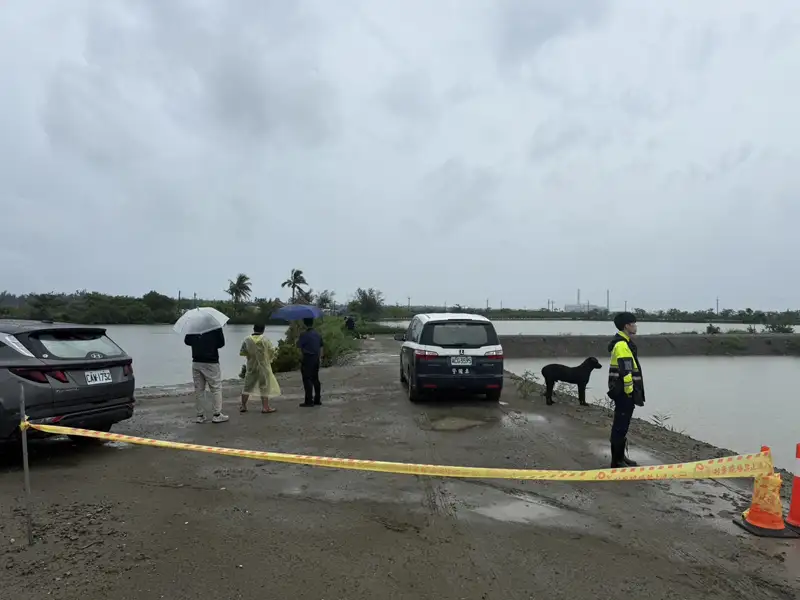 警方接獲報案後立即派員前往安南區城西街三段魚塭區域封鎖現場，並拉起封鎖線進行勘察採證，進行勘察釐清男子死亡原因及案發經過。(民眾提供)