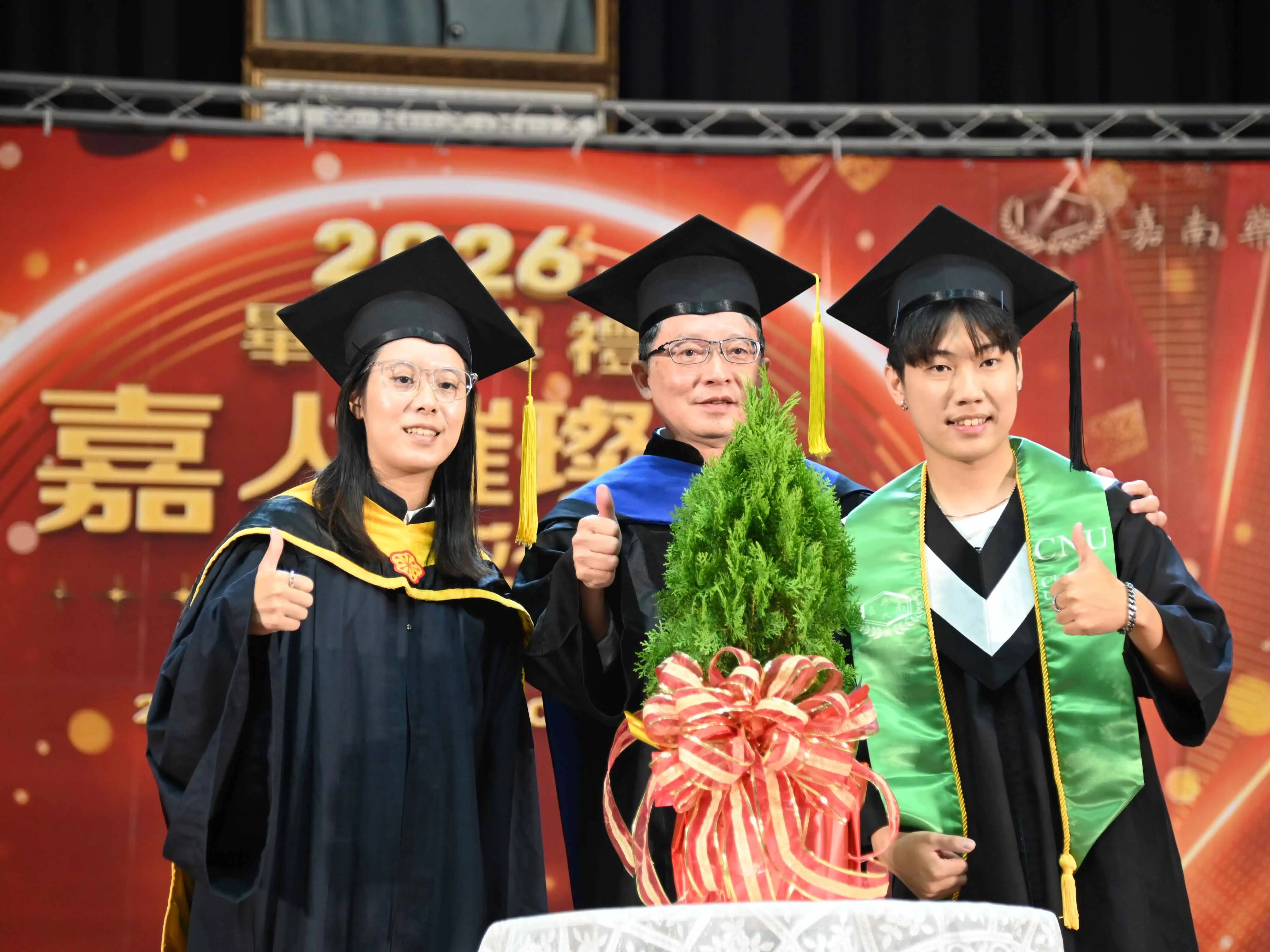 嘉南藥理大學2026畢業典禮登場，AI技術打造校長Hip-hop舞者形象，為畢業生獻上創意祝福。(圖/嘉南藥理大學提供)