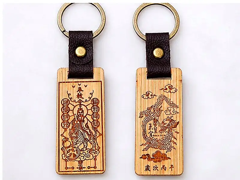 竹刻吊飾由台南在地工藝品牌製作完成，以精細雷雕工法呈現傳統符令文化，象徵護正鎮煞、驅穢納祥。(圖/記者范繼如攝)