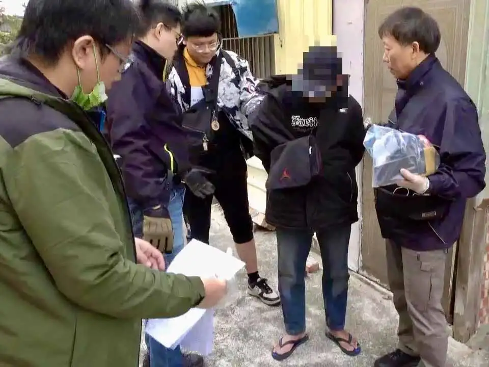 台南市刑大查獲依托咪酯盤商，扣得近百克依托咪酯粉末，可製成約1萬顆喪屍菸彈，並向上溯源追查毒品來源。(圖/臺南市政府警察局刑事警察大隊提供)