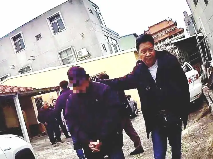 台南市刑大查獲依托咪酯盤商，扣得近百克依托咪酯粉末，可製成約1萬顆喪屍菸彈，並向上溯源追查毒品來源。(圖/臺南市政府警察局刑事警察大隊提供)