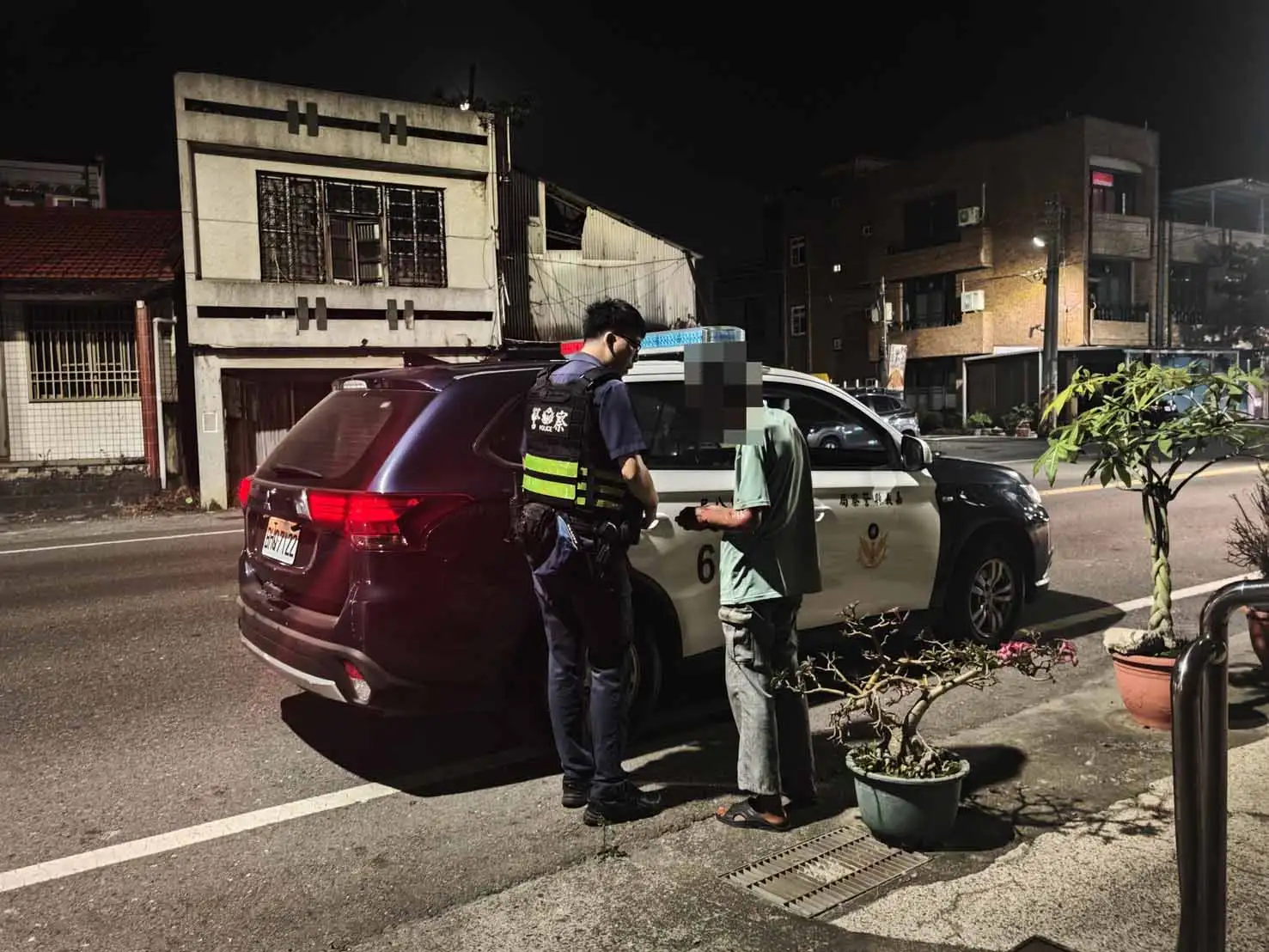嘉義縣布袋分局員警協助迷途老翁平安返家，警方也提醒家屬可申請愛心手鍊，共同守護高齡長者安全。(圖/嘉義縣警察局布袋分局提供)