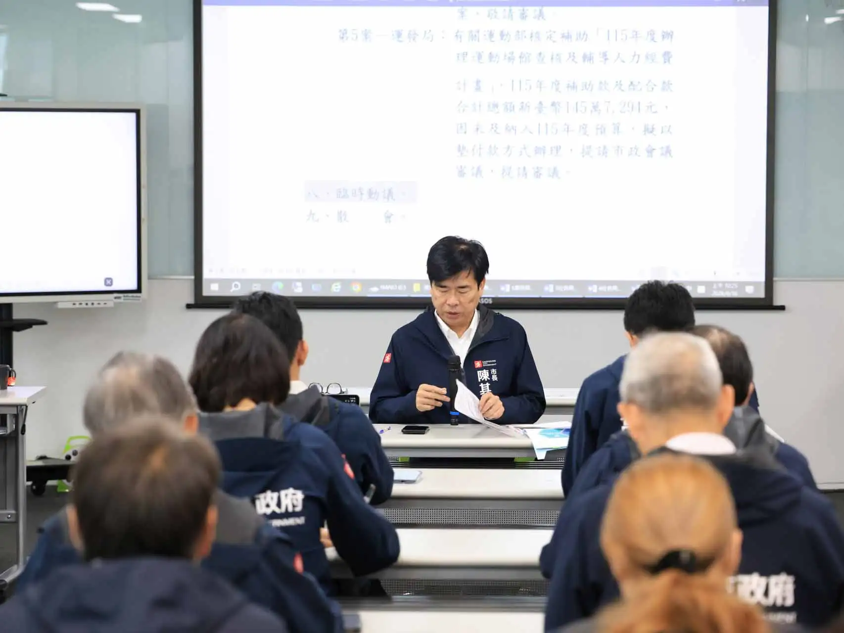 高雄市長陳其邁於市政會議中指示交通局及警察局加強端午連假交通疏導，並要求各單位強化防疫整備與市容維護工作。（圖/高雄市政府提供）