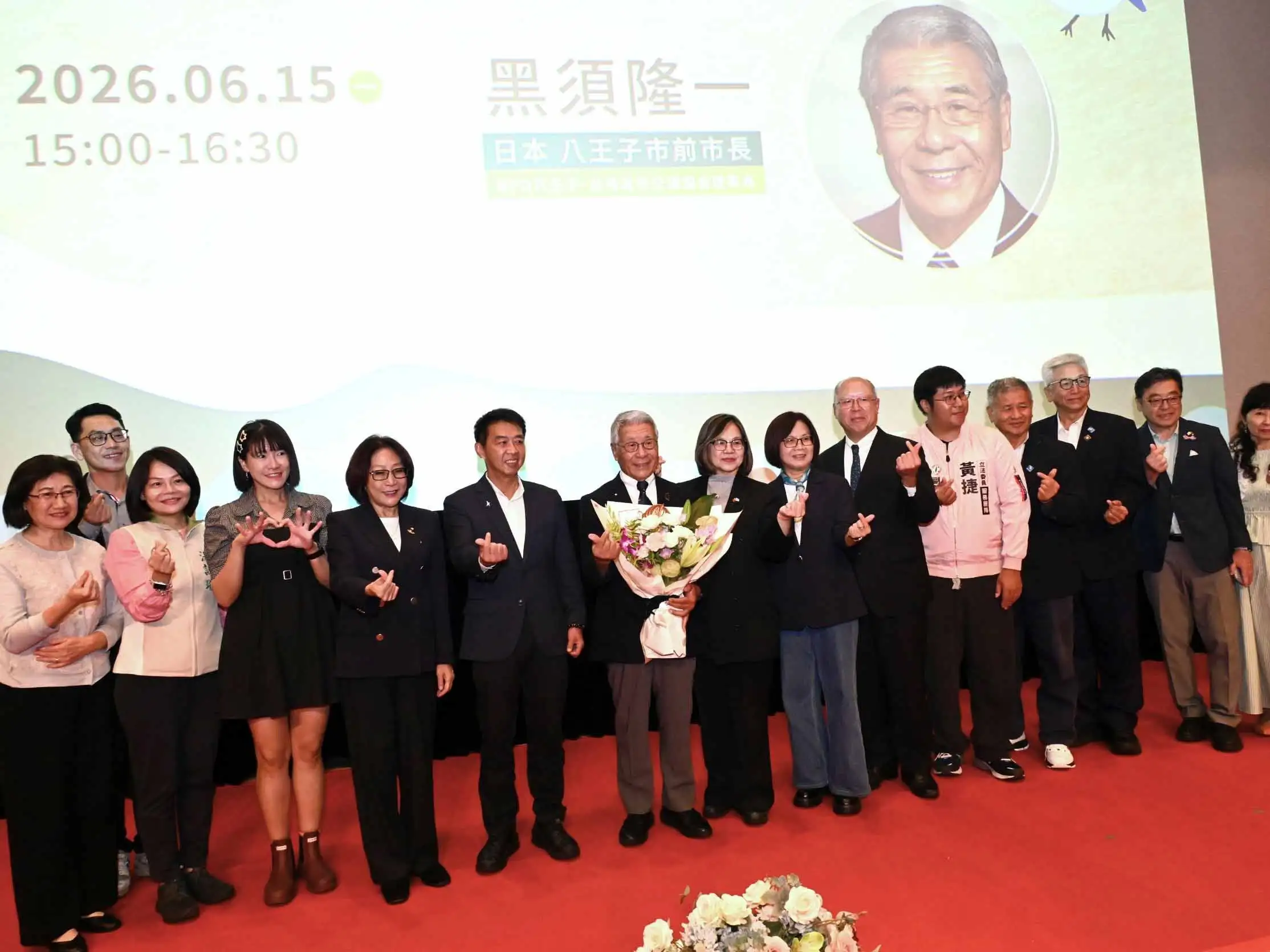 日本八王子市前市長、八王子台灣友好交流協會理事長黑須隆一應邀以「回顧與高雄市交流20年－經歷與收穫」為題舉辦專題講座，議長康裕成到場支持，共同見證高雄與八王子締盟20周年的深厚情誼。（圖/高雄市議會提供）