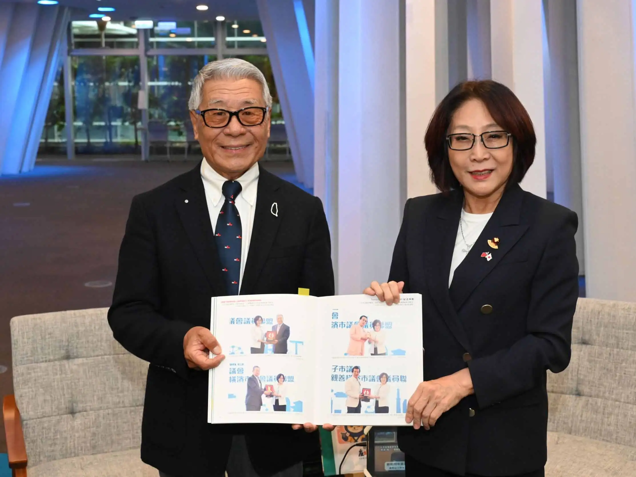 日本八王子市前市長、八王子台灣友好交流協會理事長黑須隆一應邀以「回顧與高雄市交流20年－經歷與收穫」為題舉辦專題講座，議長康裕成到場支持，共同見證高雄與八王子締盟20周年的深厚情誼。（圖/高雄市議會提供）
