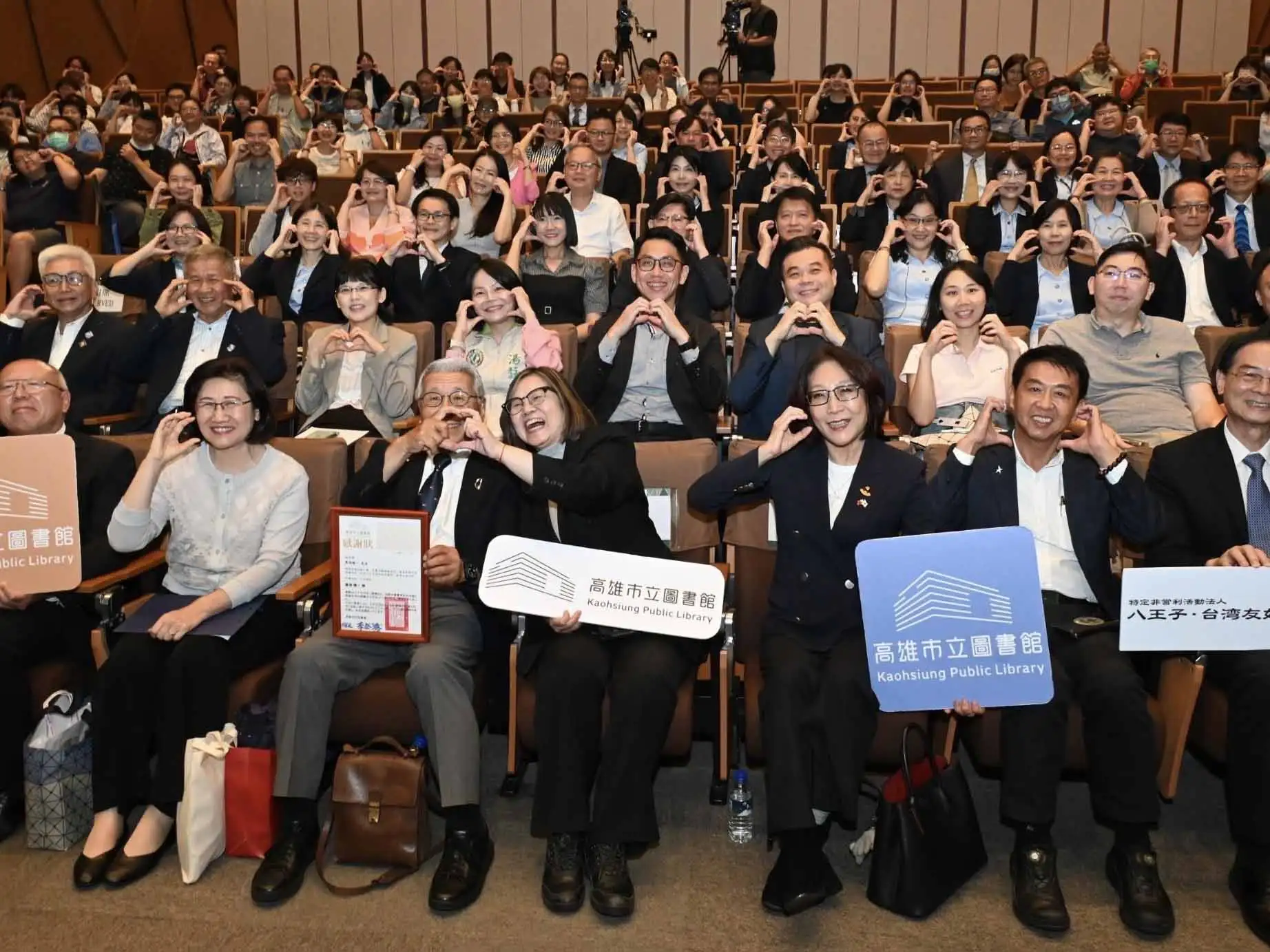 日本八王子市前市長、八王子台灣友好交流協會理事長黑須隆一應邀以「回顧與高雄市交流20年－經歷與收穫」為題舉辦專題講座，議長康裕成到場支持，共同見證高雄與八王子締盟20周年的深厚情誼。（圖/高雄市議會提供）