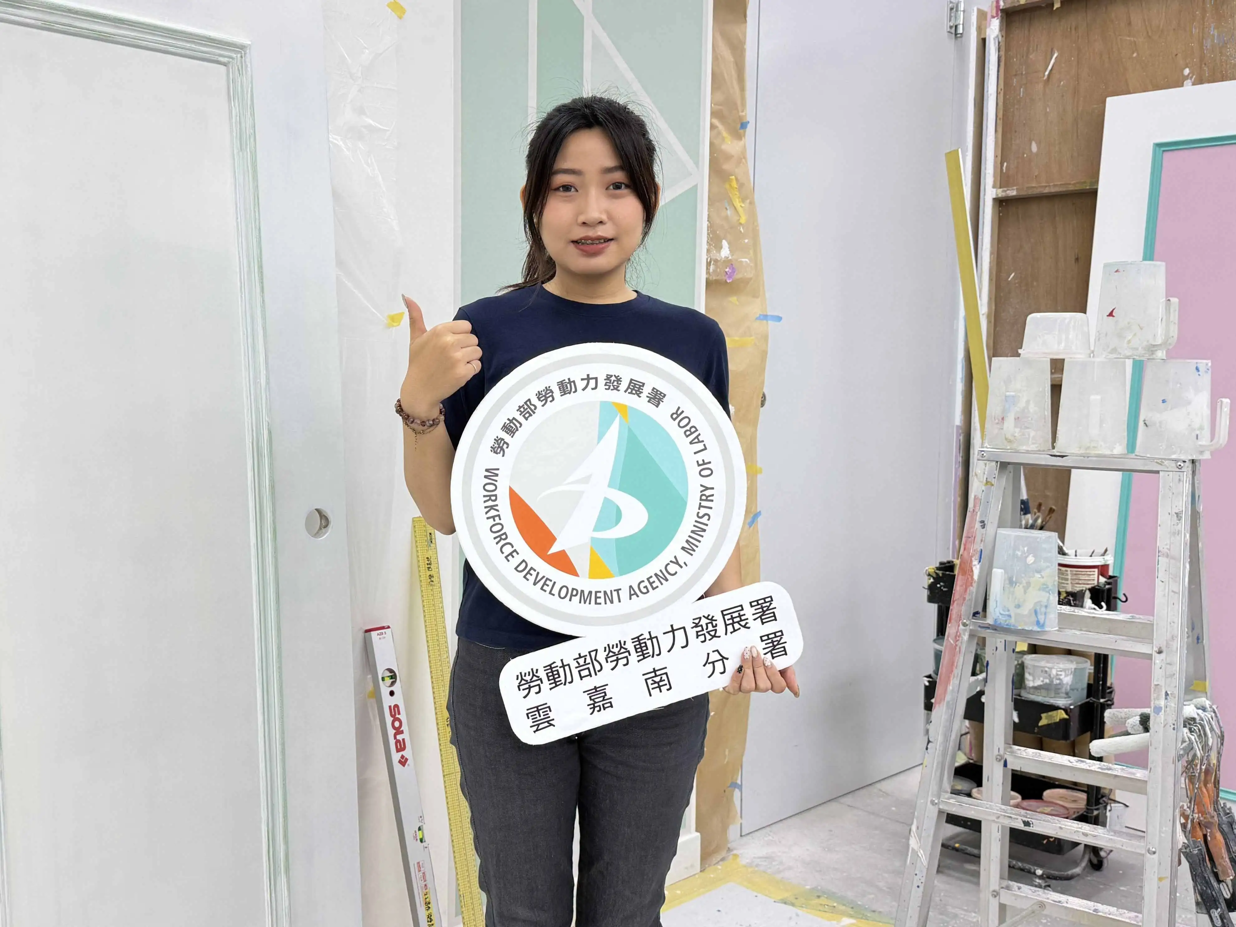 曾獲得全國汽車噴漆金牌的葉子瑜是南分署培訓的選手，如今被延攬回聘成為南分署職訓師。(圖/勞發署雲嘉南分署提供)