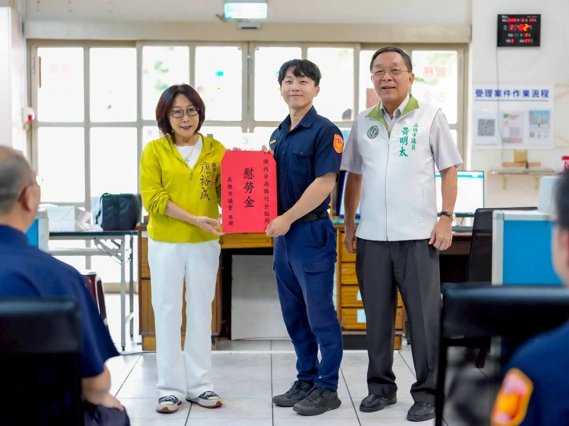高雄市議會議長康裕成偕同市議員黃明太前往路竹分駐所慰勞員警並頒贈慰勞金，肯定第一線同仁的辛勞與查緝犯罪的亮眼表現。（圖/高雄市議會提供）