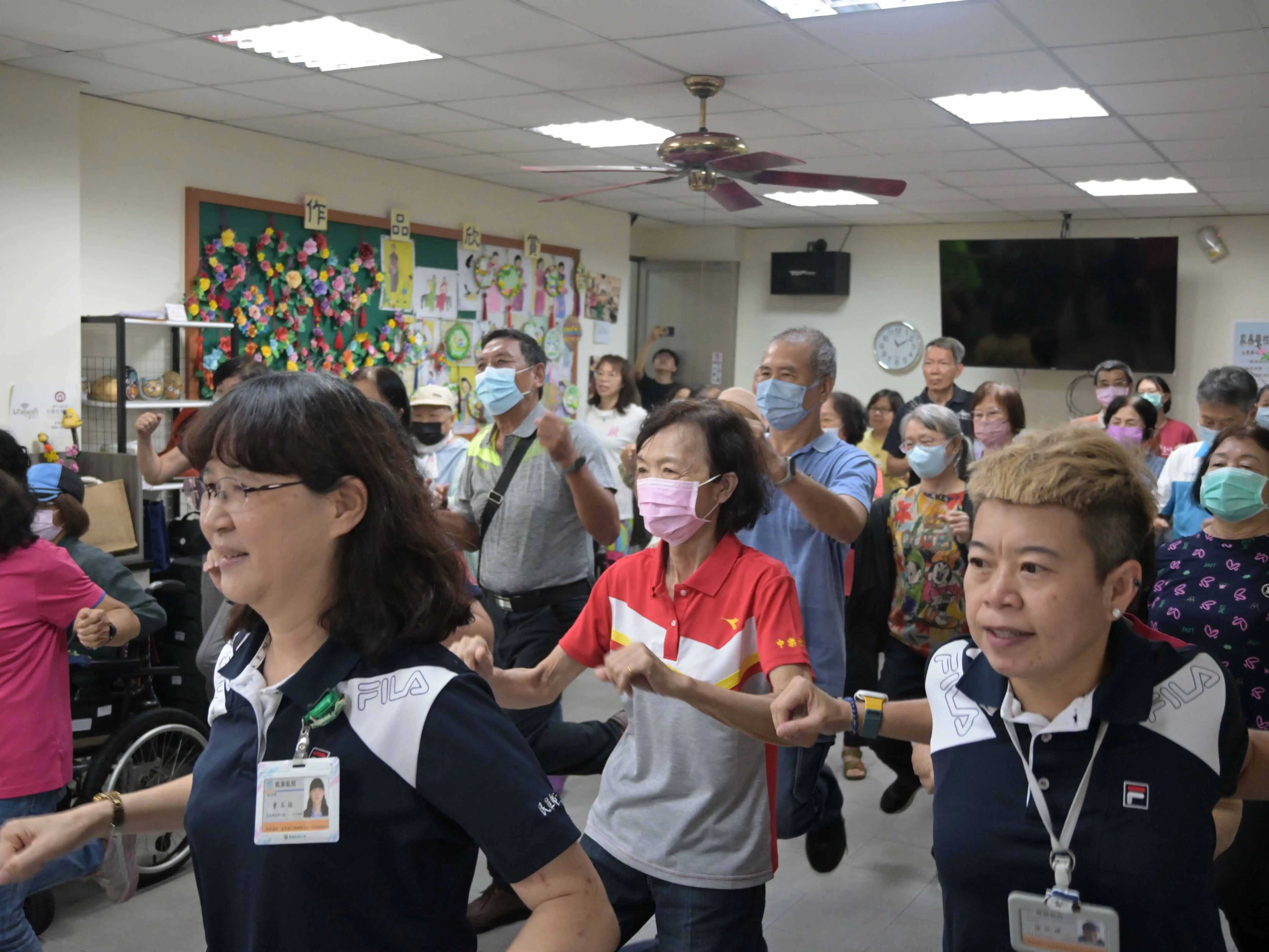 嘉義縣衛生局推廣端午健康飲食，提出吃粽健康4撇步，包括適量攝取全穀類、增加蔬果纖維、減少沾醬及規律運動，避免熱量超標。(圖/嘉義縣衛生局提供)
