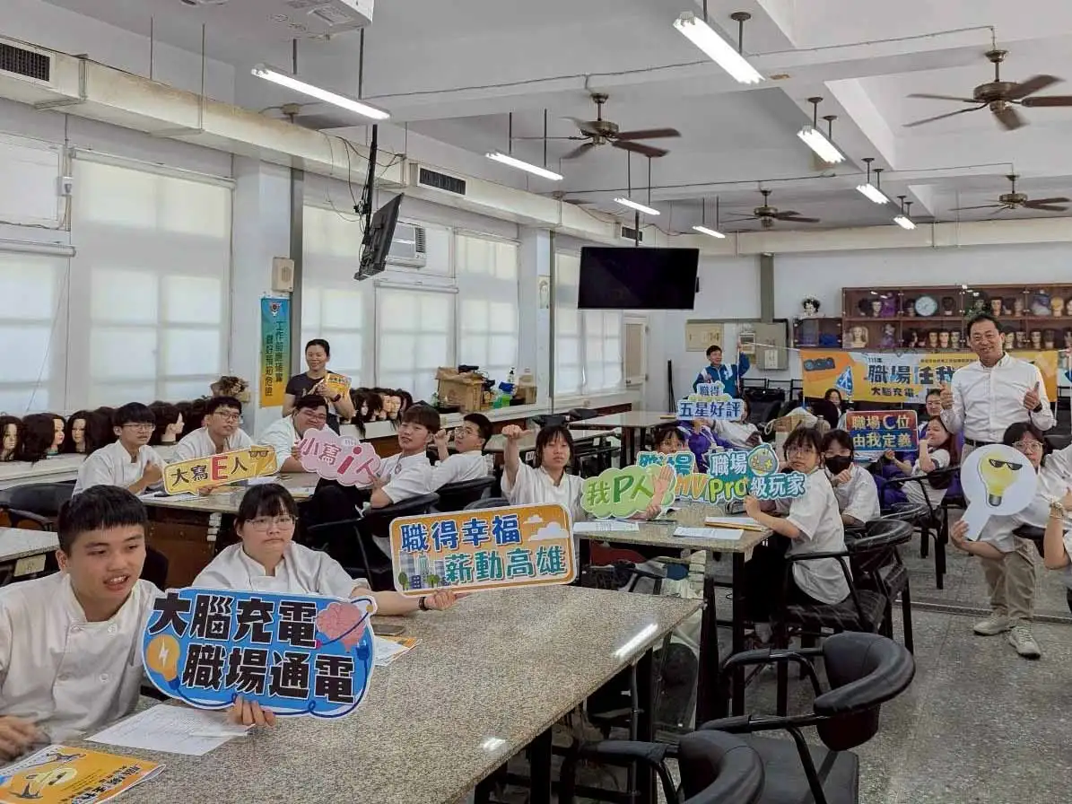 青年學員參與履歷撰寫與面試技巧課程，學習求職實務技能，為投入職場做好準備。（圖/高雄市勞工局提供）