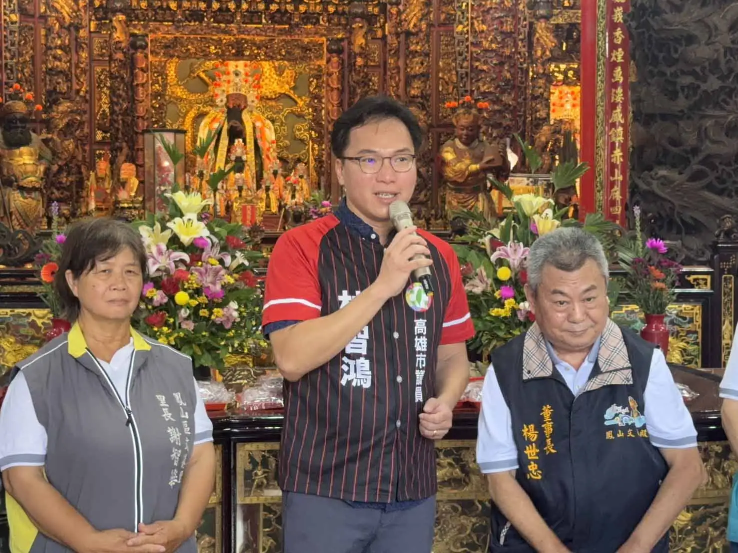 市議員林智鴻攜手鳳山區赤山文衡殿及里長，共同推出700份「平安添財御守」，並舉行過爐祈福儀式，端午節當天發送給前往取用午時水的民眾。（圖/林智鴻提供）