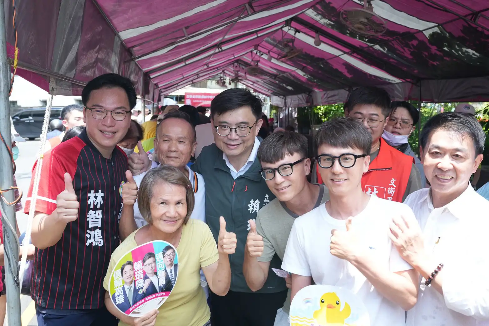 林智鴻與地方里長於端午節在鳳山赤山龍目井協助民眾取用午時水，賴瑞隆到場參與，支持推動地方民俗文化保存。（圖/林智鴻提供）