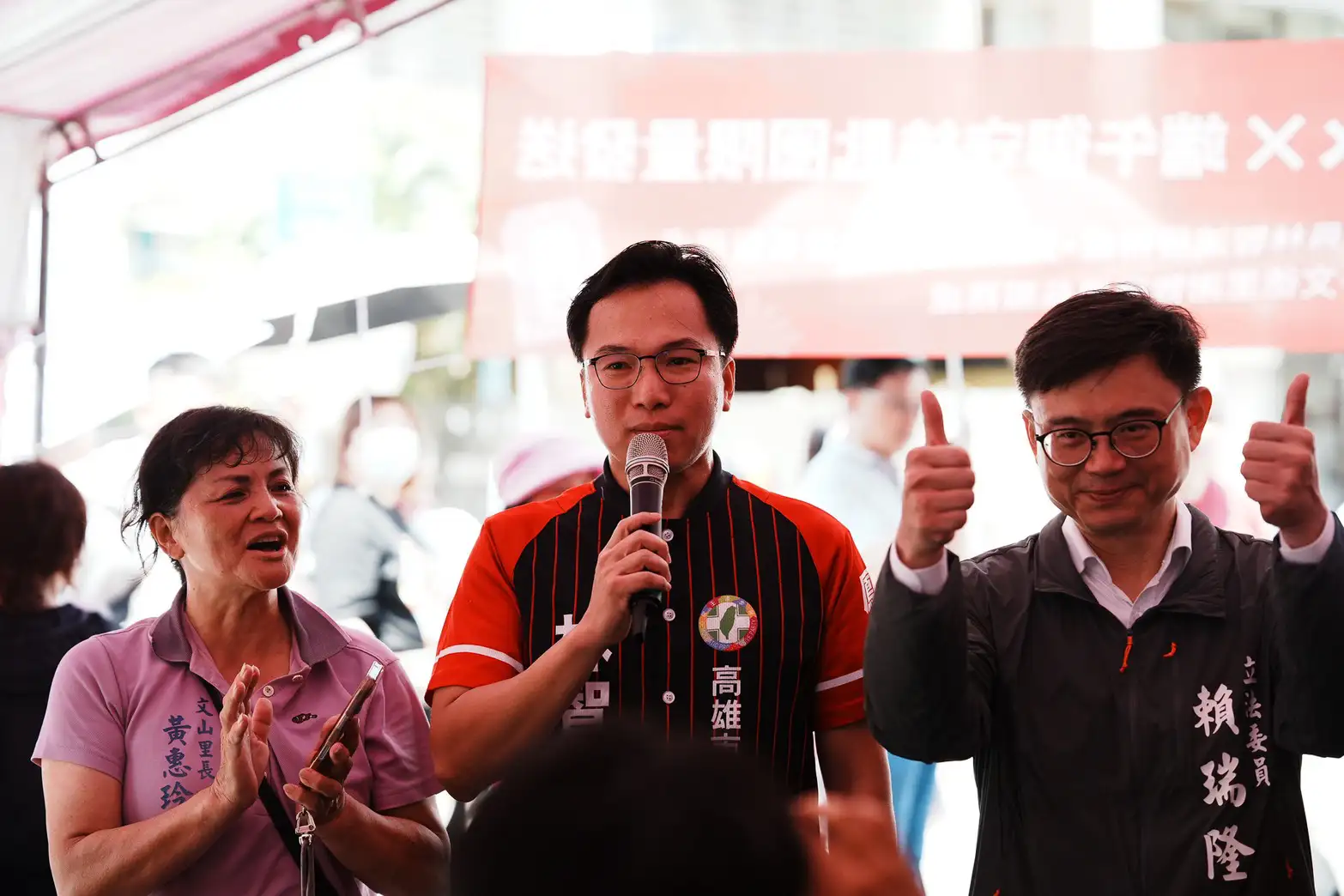林智鴻與地方里長於端午節在鳳山赤山龍目井協助民眾取用午時水，賴瑞隆到場參與，支持推動地方民俗文化保存。（圖/林智鴻提供）