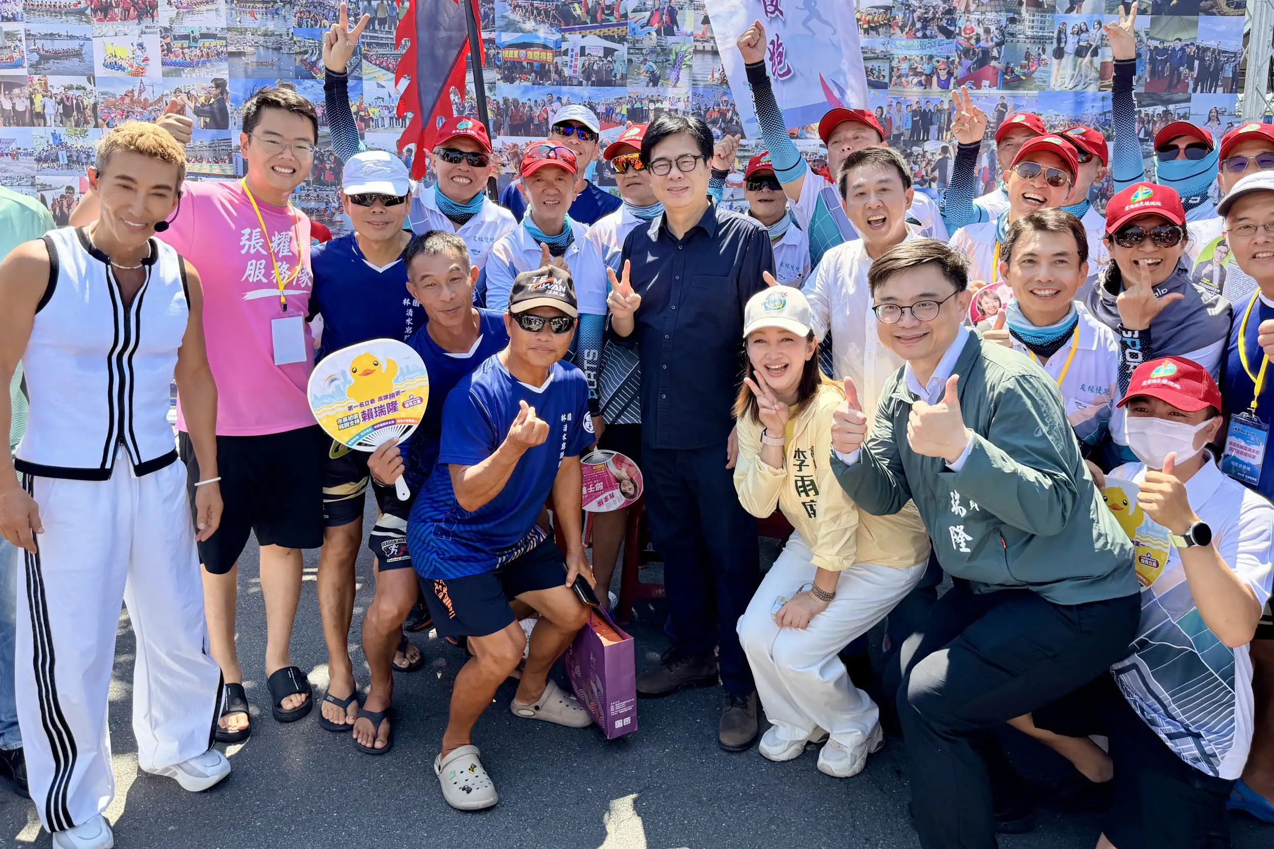 高雄林園傳統龍舟賽19日上午於中芸漁港精彩登場，市長陳其邁出席開幕儀式與藝人潘若迪一起大跳暖身操，並為表演賽鳴槍啟航。（圖/高雄市政府提供）