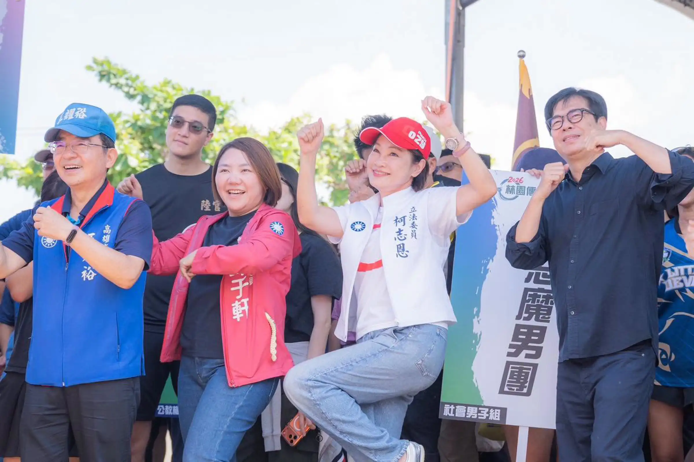 高雄市長參選人柯志恩19日前往中芸漁港參加2026端午龍舟嘉年華－林園傳統龍舟賽，與鄉親共同感受端午節慶氛圍，並為參賽隊伍加油打氣。（圖/柯志恩團隊提供）