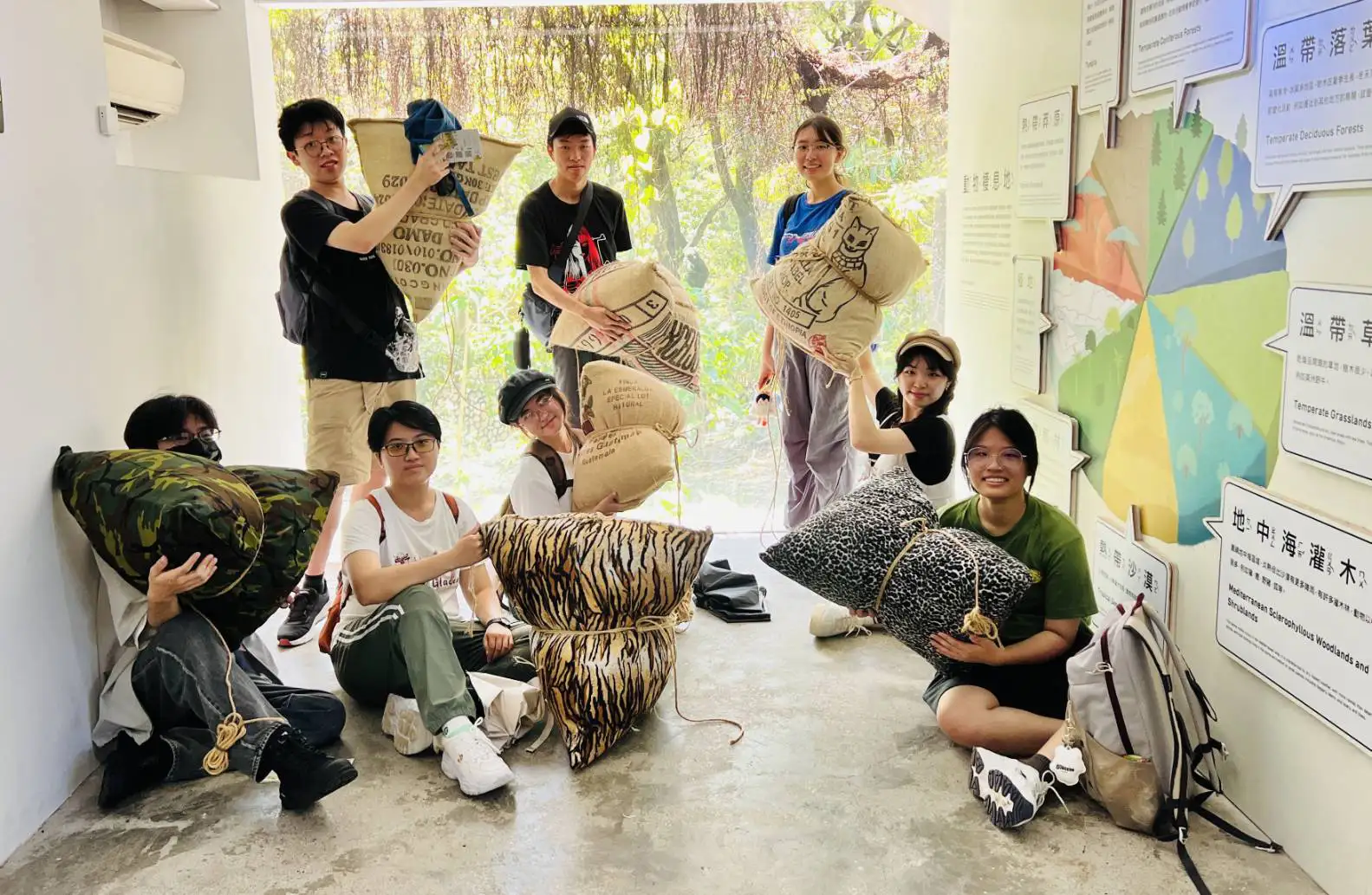 壽山動物園端午節為動物們準備各式特色粽子，讓動物在享用美食的同時，也透過探索與取食過程獲得豐富感官刺激。（圖/高雄市觀光局提供）