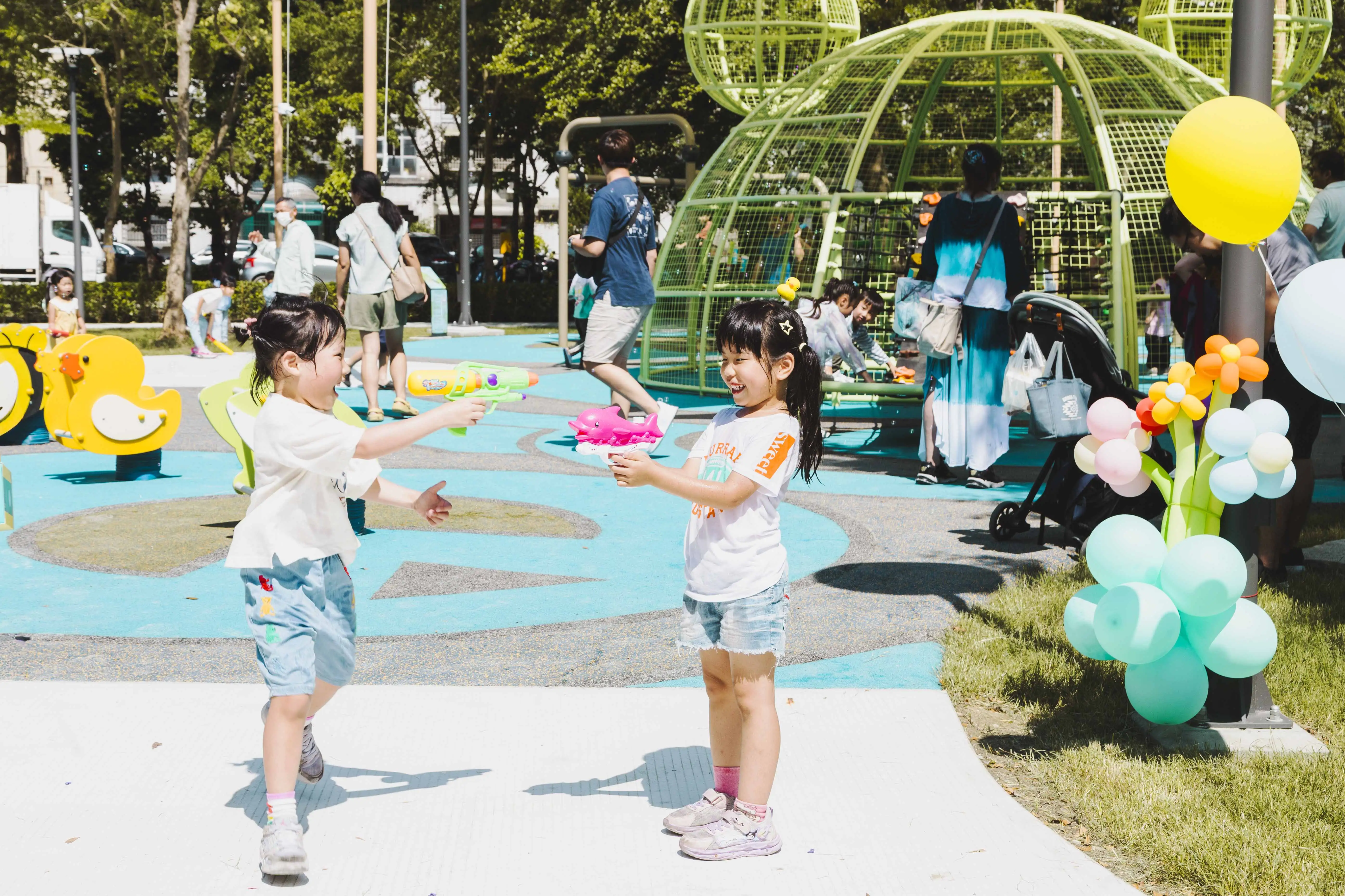 全新落成的諸羅樹蛙主題共融遊戲場吸引親子家庭前來體驗，孩子們在安全舒適的遊憩空間中盡情奔跑玩樂，歡笑聲不斷。（圖/嘉義縣政府提供）