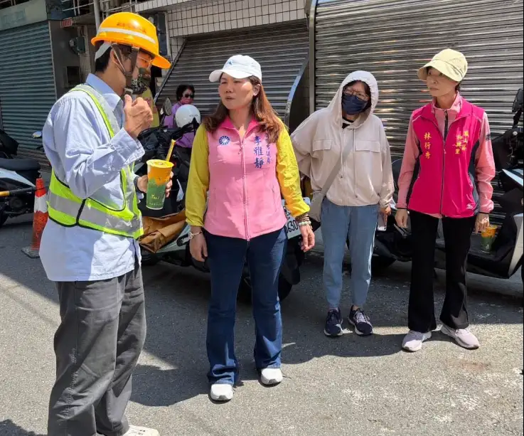 高雄市議員李雅靜關心鳳山區大範圍路燈故障問題，台電工程人員已進場展開檢測與搶修作業。（圖/李雅靜提供）