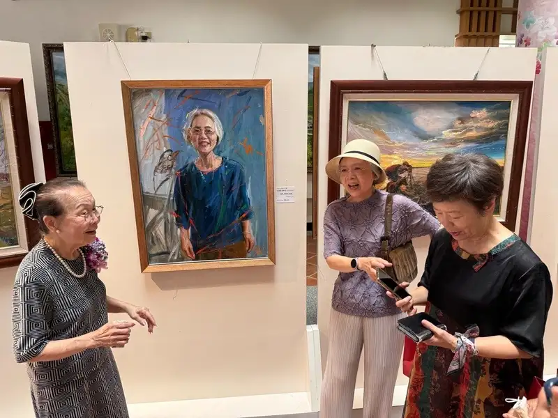 賴清美老師向與會貴賓解說創作筆法與意境。(圖/臺南市政府客委會提供)