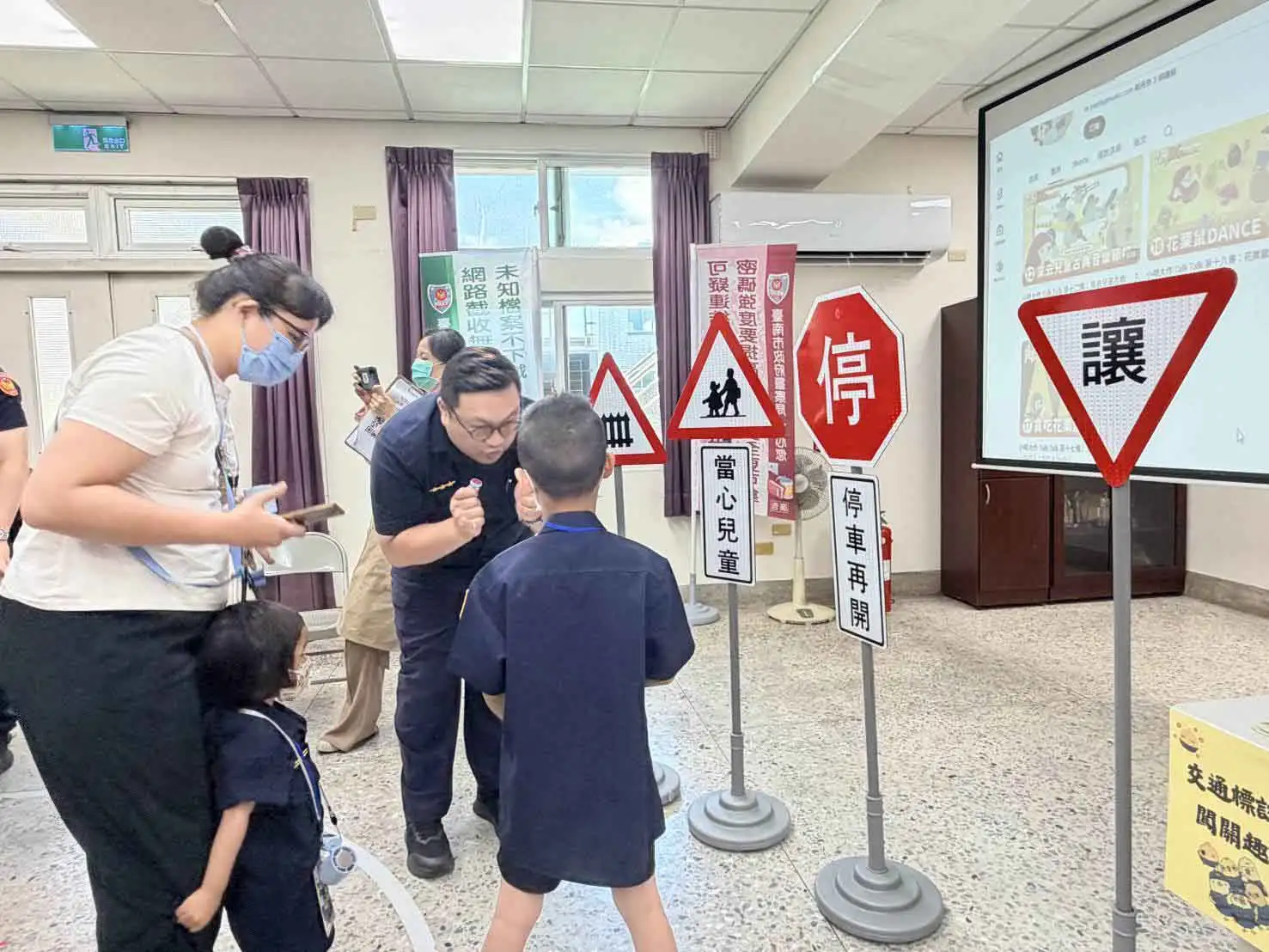 台南市警第五分局21日攜手北區親子館辦理「交通安全小尖兵」小小警察親子體驗活動，安排交通故事、闖關遊戲、婦幼保護及反毒教育，培養兒童正確安全觀念。(圖/台南市警第五分局