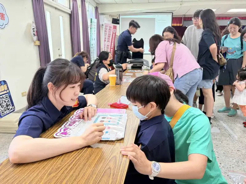 交通安全小尖兵出任務　第五分局攜手北區親子館打造小小警察體驗日