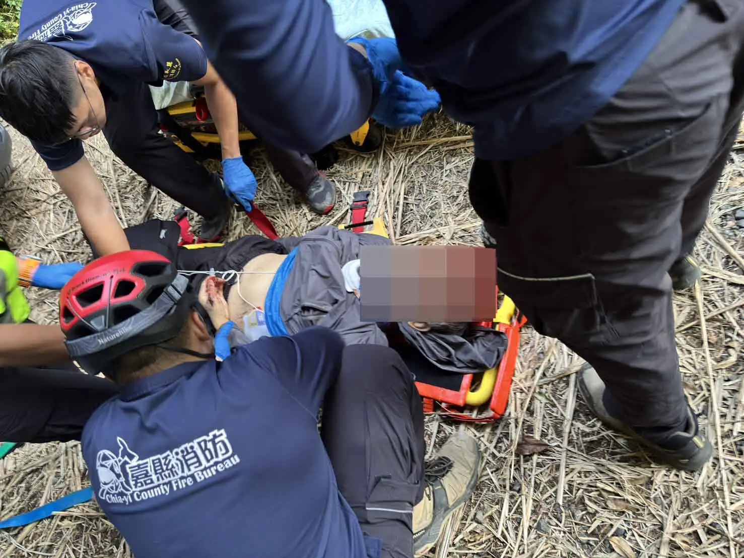台中登山社一行百餘人21日前往阿里山石山引水道林道健行，74歲顏姓男子不慎墜落約30公尺邊坡，警消與林管處人員合力救援，送醫後仍宣告不治。(圖/嘉義縣警察局竹崎分局提供)