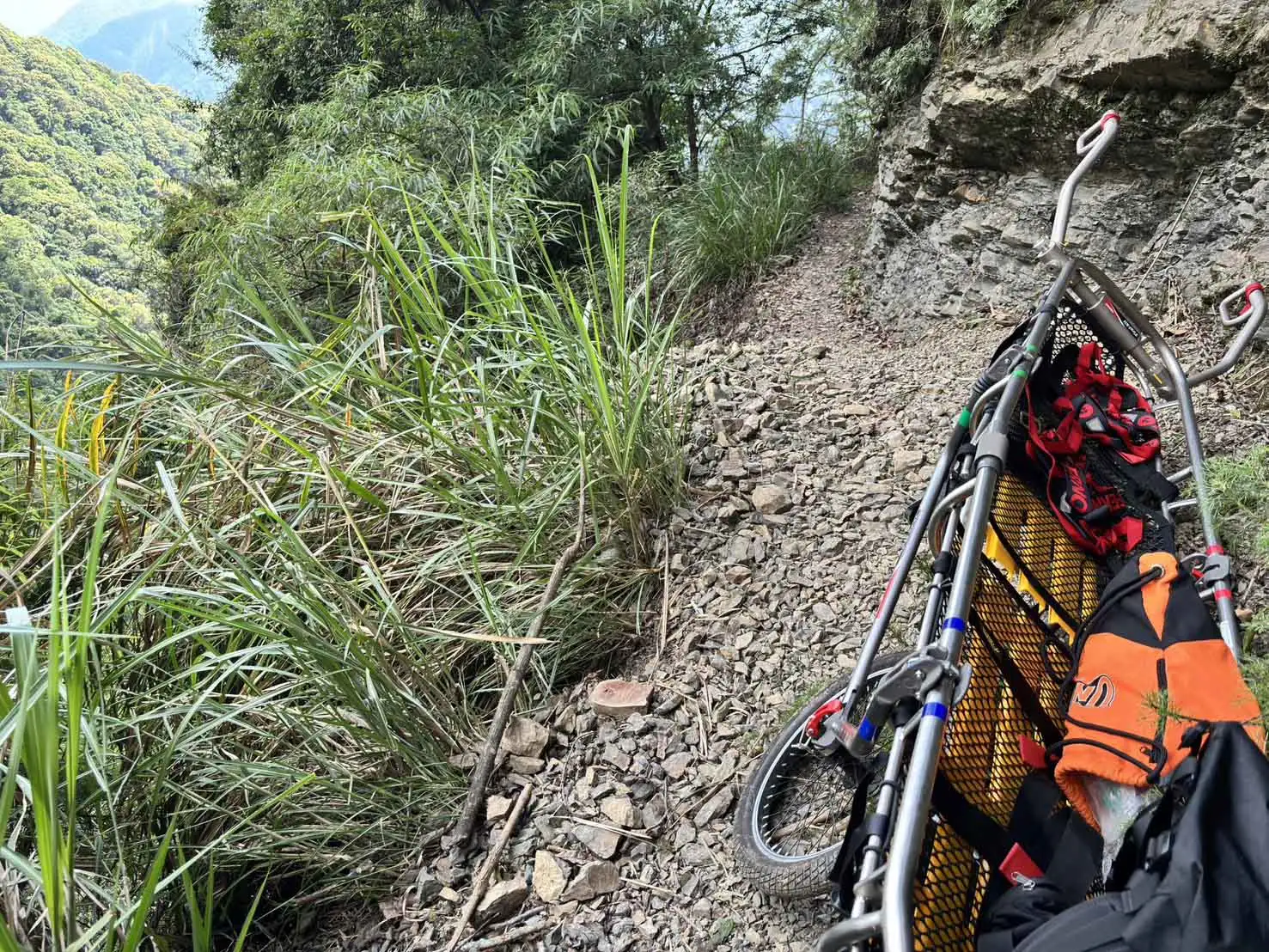 台中登山社一行百餘人21日前往阿里山石山引水道林道健行，74歲顏姓男子不慎墜落約30公尺邊坡，警消與林管處人員合力救援，送醫後仍宣告不治。(圖/嘉義縣警察局竹崎分局提供)