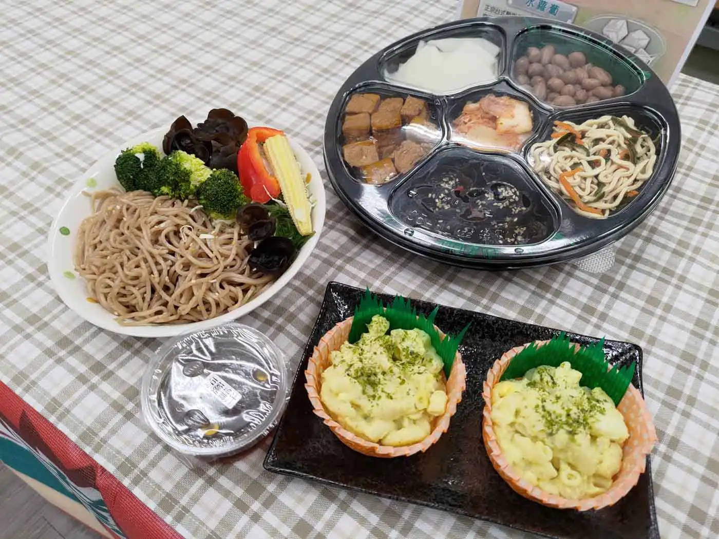 位於安平公有零售市場的蔡斯文手作料理，推出全麥涼麵、涼拌木耳及水蘿蔔等輕食，是夏日消暑降火的良伴。(圖/台南市場處提供)