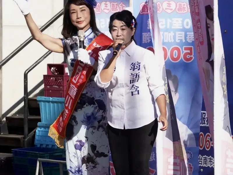 童小芸與南關線市議員選舉的翁語含一同參與路口開講活動，向來往民眾揮手致意，傾聽地方聲音，爭取更多市民支持。(圖/記者范繼如攝)
