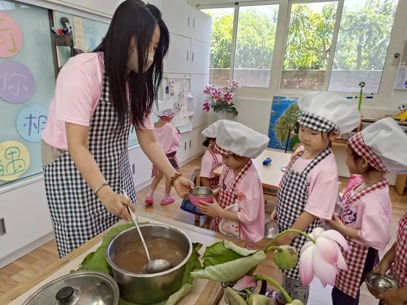 115年公立幼兒園餐點精進補助計畫成果發表會-學童領取點心。(圖/臺南市政府教育局提供)