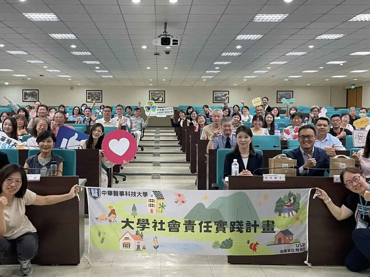 2026亞洲健康共榮圈：社區關懷與永續實踐國際論壇在中華醫大舉行，來自香港、台灣、日本等地的頂尖醫護健康學界、科技創新與語言教育專家齊聚一堂(圖/中華醫大提供)