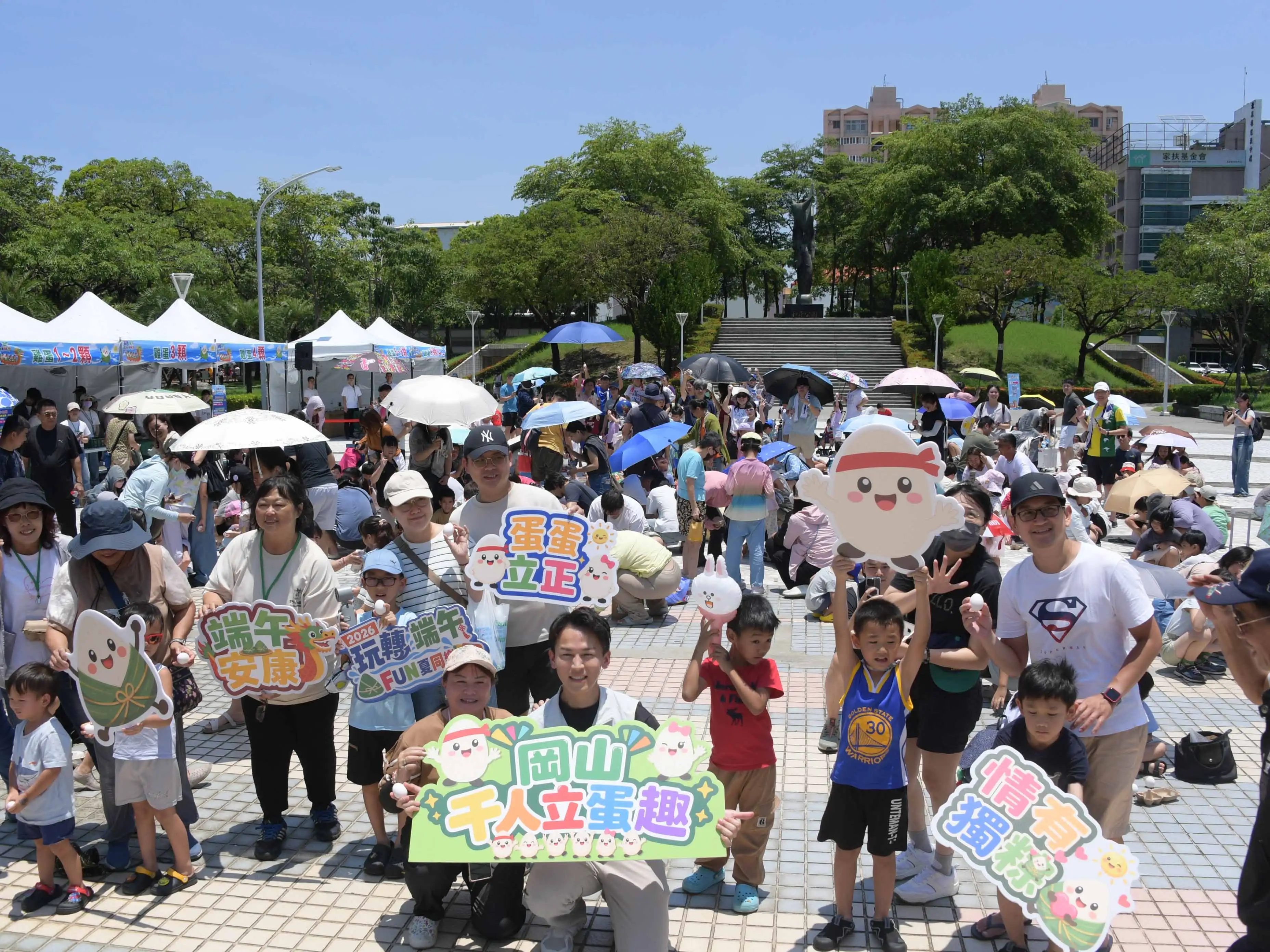 張騏晟人緣佳，遊戲會場中小朋友喊「二哥」的聲音此起彼落，場面熱鬧。（圖/記者吳文欽攝）