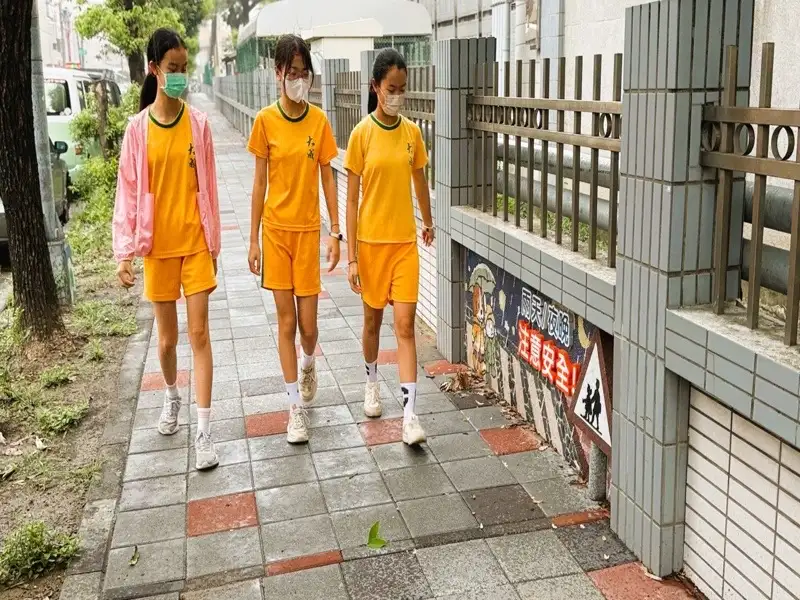 大成國小通學步道結合交通安全彩色石雕拼畫,讓學童在日常通學中學習正確交通觀念。(圖:臺南市政府教育部提供)