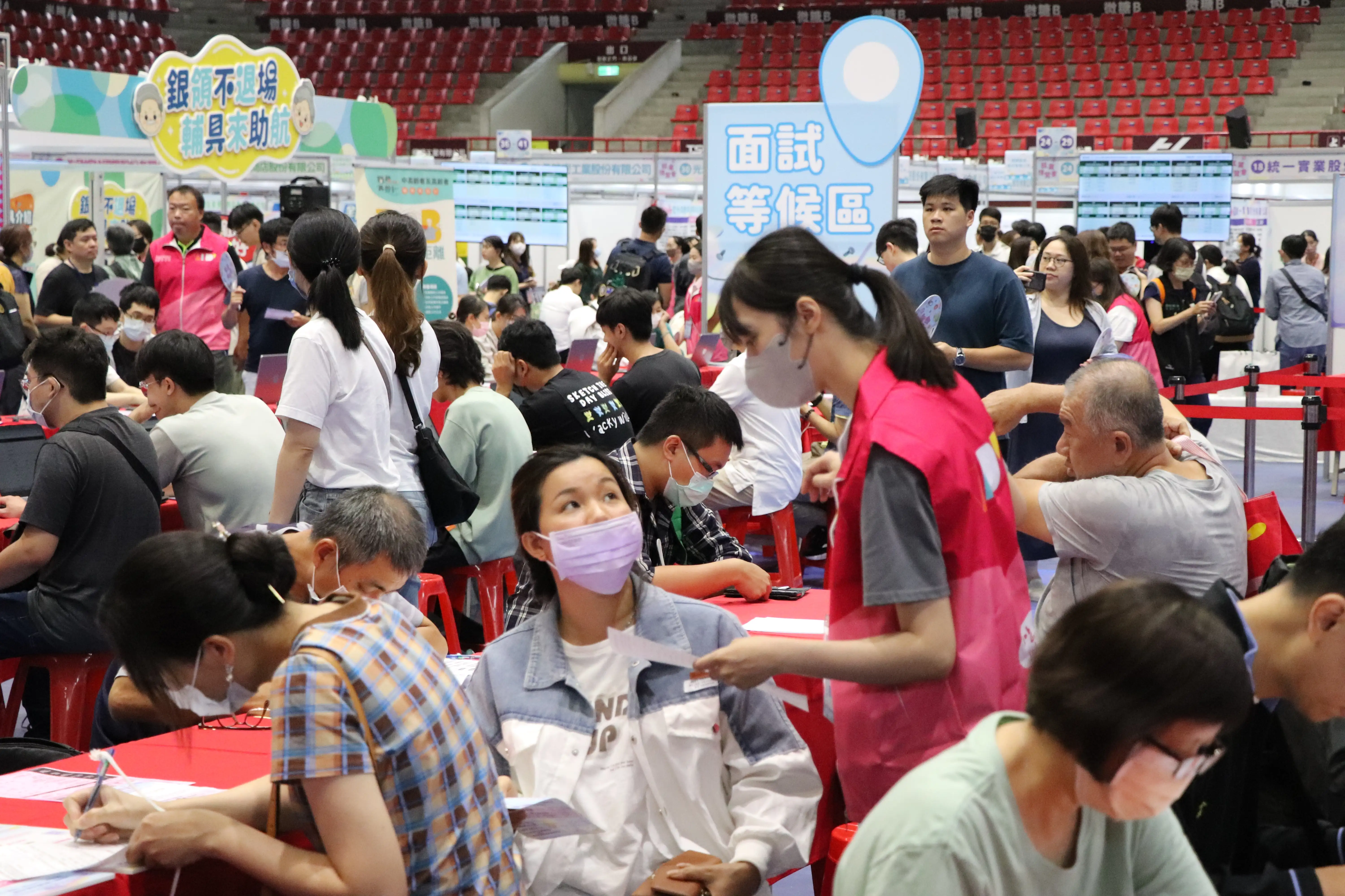 2026雲嘉南區就業博覽會6月27日在成功大學中正堂登場，58家企業提供超過3,500個職缺，現場還有AI面試、履歷健診與職涯諮詢等服務。(圖/勞動部勞動力發展署雲嘉南分署提供)