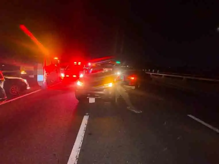 國道1號北向262.4公里嘉義太保路段22日晚間發生3車事故，造成2人死亡、3人受傷，兩位死者均為女性，年齡分別為66歲及31歲，兩人為家屬關係。(圖/國道公路警察局提供)