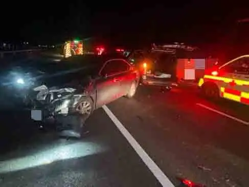 國道1號北向262.4公里嘉義太保路段22日晚間發生3車事故，造成2人死亡、3人受傷，兩位死者均為女性，年齡分別為66歲及31歲，兩人為家屬關係。(圖/國道公路警察局提供)