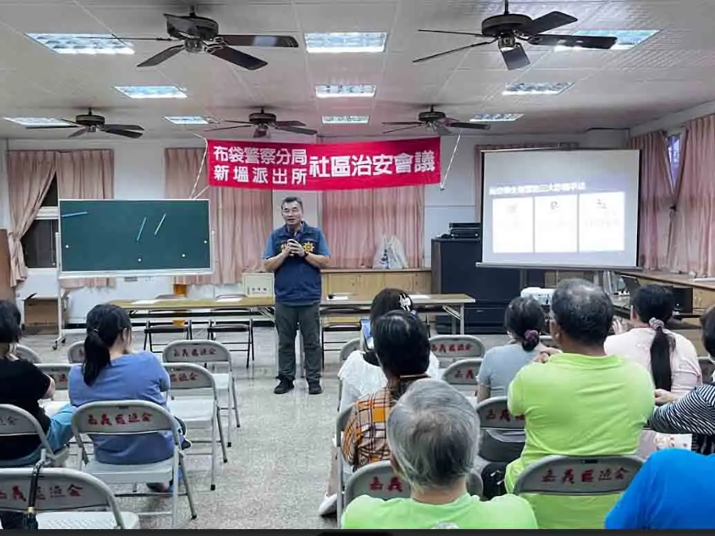 布袋分局攜手復興社區發展協會辦理防詐、防失智及交通安全宣導，提醒民眾防範AI深偽、假投資與解除分期付款詐騙，同時關注長者失智症徵兆及高齡交通安全。(圖/嘉義縣布袋分局提供)