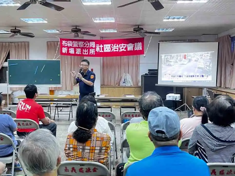 布袋分局攜手復興社區發展協會辦理防詐、防失智及交通安全宣導，提醒民眾防範AI深偽、假投資與解除分期付款詐騙，同時關注長者失智症徵兆及高齡交通安全。(圖/嘉義縣布袋分局提供)