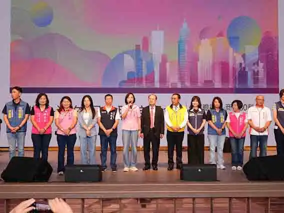 國民黨高雄市長參選人柯志恩率議員到場祝賀高雄市商業會80週年慶，並表示高雄已成為企業投資的重要城市。（圖/高雄市商業會提供）