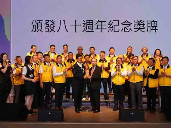 高雄市長陳其邁出席高雄市商業會80週年慶活動，並頒獎表揚理事長劉憲同對商業發展的卓越貢獻。（圖/高雄市商業會提供）