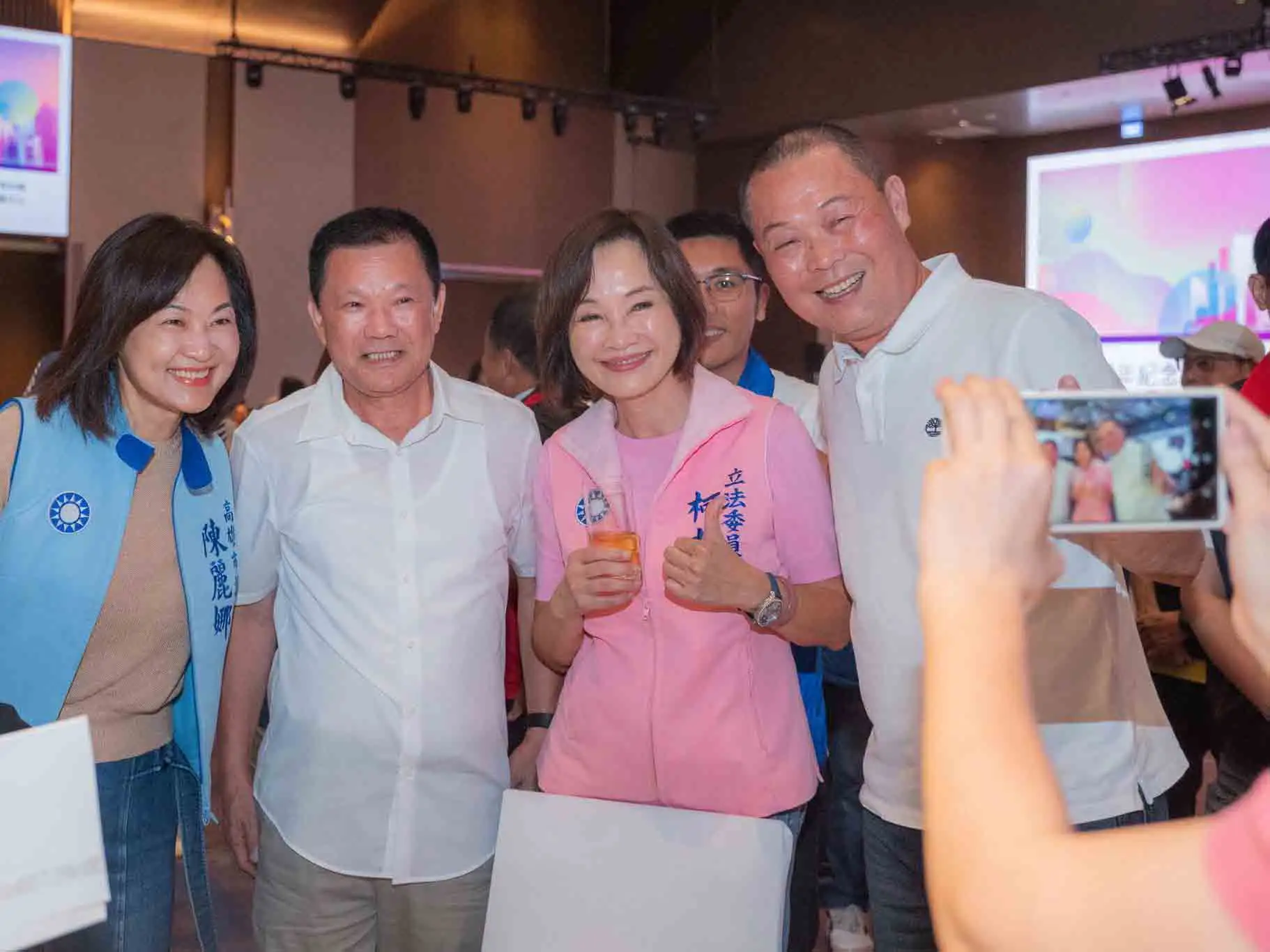 國民黨高雄市長參選人柯志恩出席高雄市商業會會員代表大會暨成立80周年慶祝餐會，與商業界前輩及企業代表交流互動，並祝賀高雄市商業會成立80周年，期盼攜手打造更具競爭力的高雄。（圖/柯志恩團隊提供）