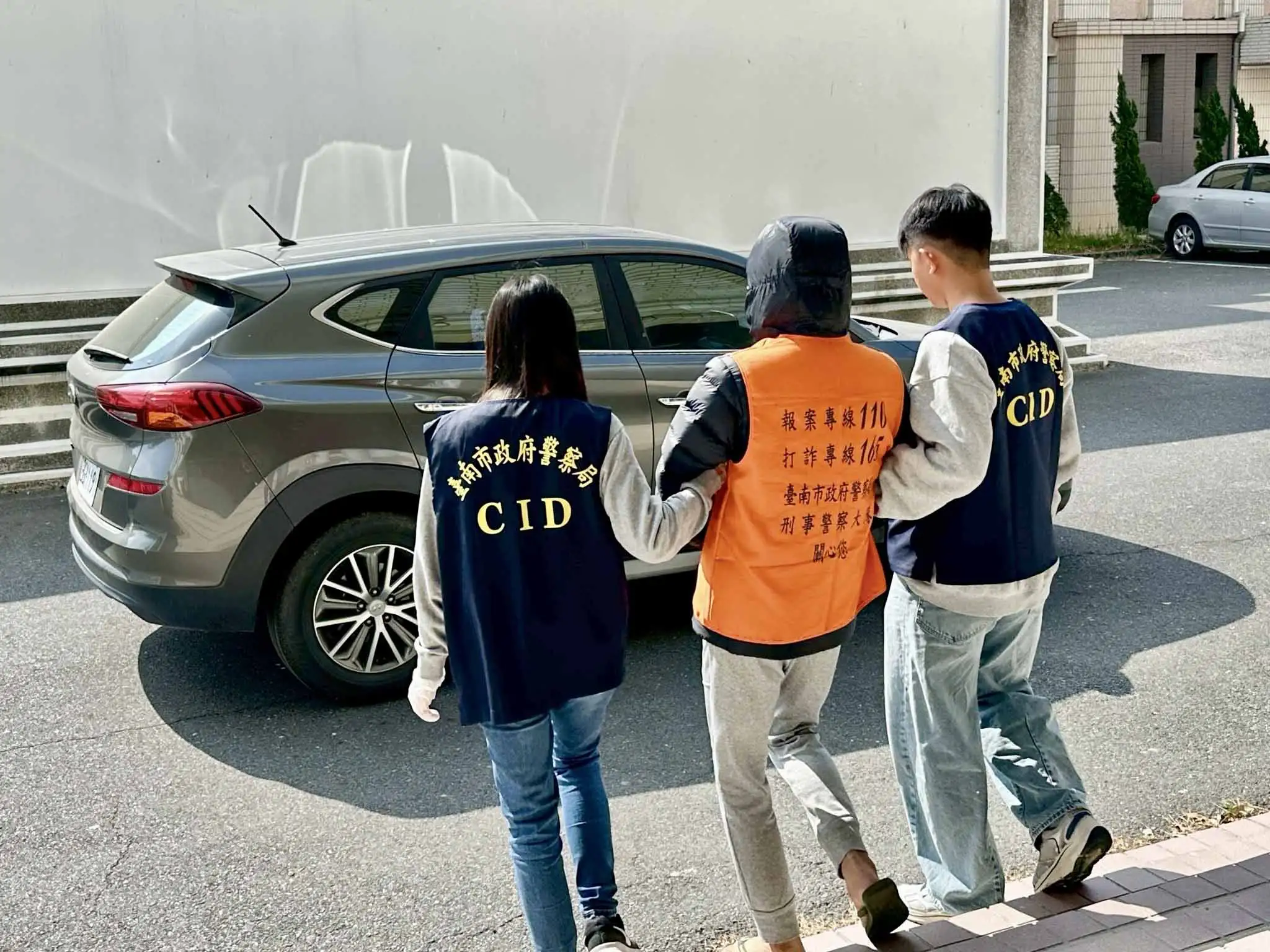 台南市刑大查獲嘉義市李姓行動毒品供應商，涉嫌販售依托咪酯、愷他命及毒咖啡包，警方搜索查扣毒品、電子菸彈、點鈔機、電子磅秤與現金，並持續追查購毒藥腳。(圖/台南市刑大提供)